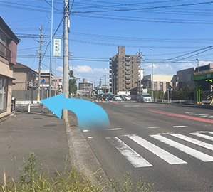 道なりに進み右に緑の歩道橋が見える「文京」の交差点を左折します。